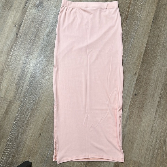 NWOT light pink ribbed maxi skirt with slip in the side - Picture 1 of 3